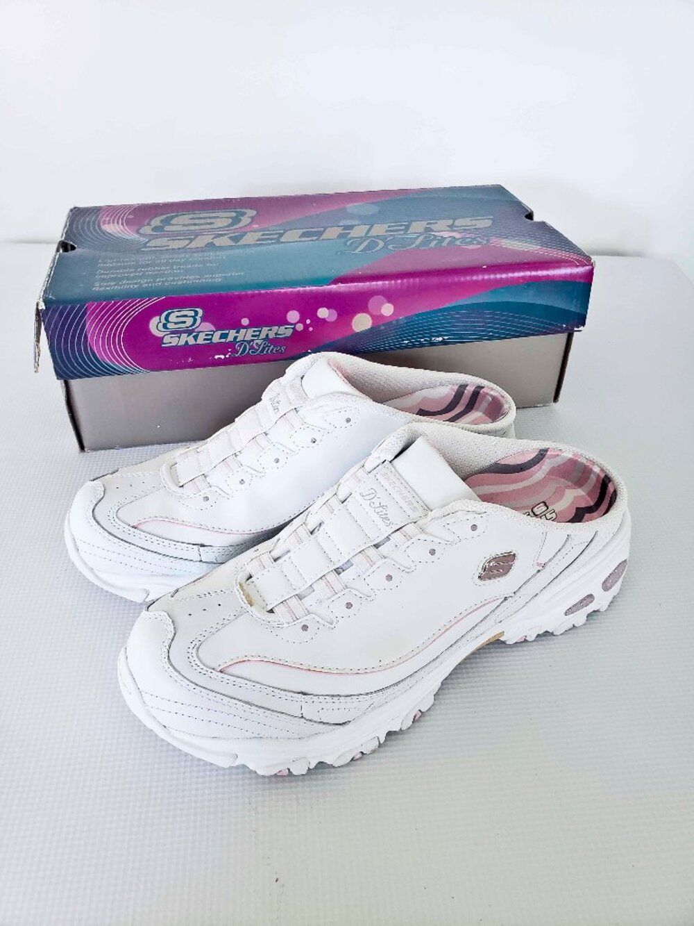 Womens Skechers D'Lites Slip On Sneakers White/Pink Size 9.5 M NWBOX
